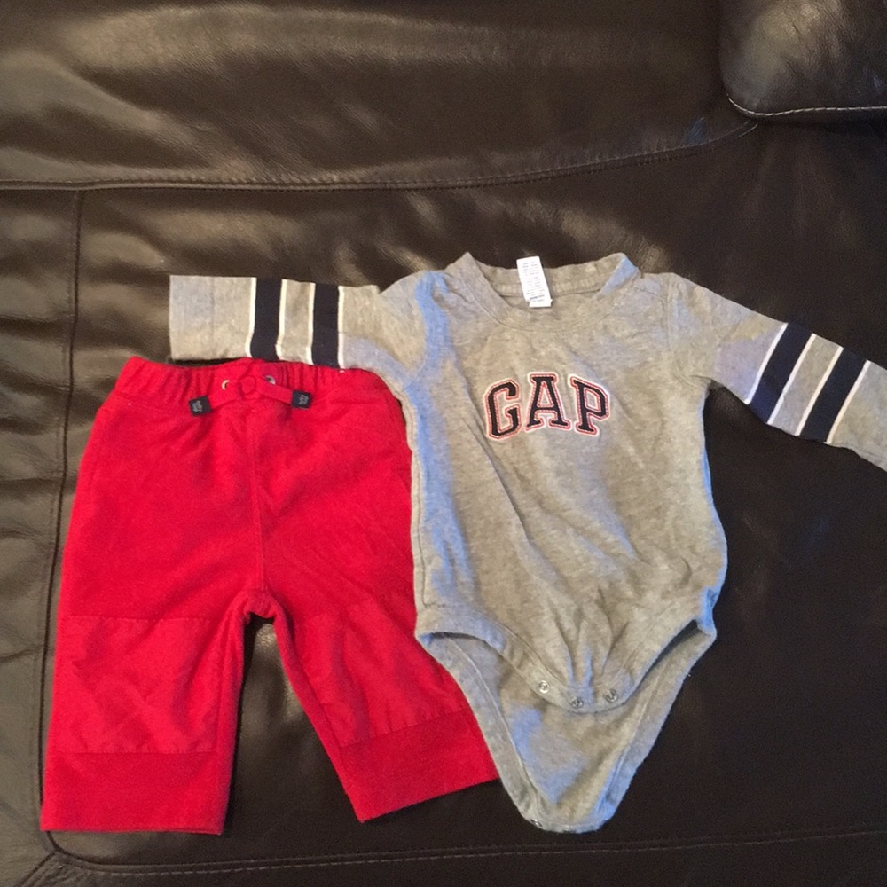Baby Gap 2 piece set size 3/6 months